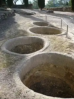 Kornsilos im Felsen