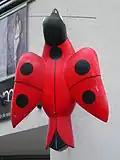 An einem Modegeschäft