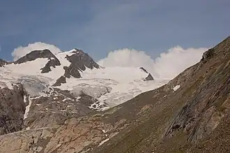 Die Dreiherrnspitze (links) und das fast völlig vergletscherte Umbalköpfl (rechts) über dem Umbalkees