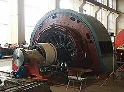 Offener Motor der Maschine&nbsp;E1 während Reparaturarbeiten. An der Verdickung an der Welle liegen im Betrieb die Kohlebürsten an.