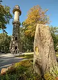 Ungerturm nach der Sanierung (Oktober 2020) mit Julius-Mißbach-Gedenkstein