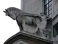 Gegenstück: Skulptur einer Frau und eines Pferdes am Unilever House (Kontrollierte Energie), von rechts