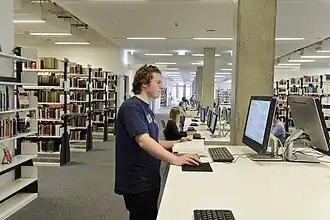 PC-Arbeitsplätze und Bücherbestände in der Fachbibliothek Gebäude X der Universitätsbibliothek Bielefeld