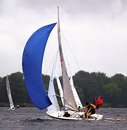 Jolle unter Spinnaker, mit Vorschoter im Trapez &nbsp;