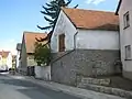 Verwittertes Relief am Wirtschaftsgebäude Untere Dorfstraße 16, wohl 18. Jahrhundert