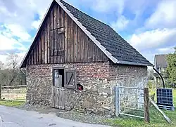 Altes Stallgebäude mit Bruchsteinsockel