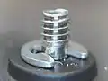 E-Ring an der Batteriefachschraube