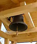 Über 700 Jahre alte Glocke aus der ehemaligen Schule am Dorfmittelpunkt von Bergen