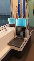 Sitz mit seitlich eingeschränktem Fußraum über angetriebenem Laufwerk in einem Luxemburger Urbos 100