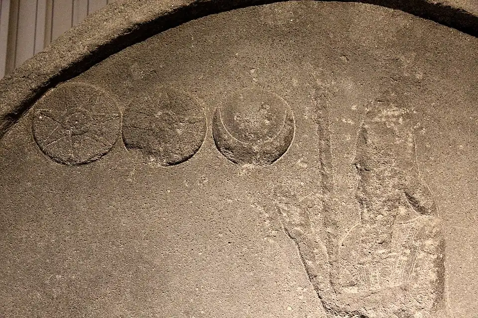 Die Darstellung des aschgrauen Mondlichts am Kopf einer babylonischen Stele im Archäologischen Museum Şanlıurfa in der Türkei aus dem sechsten vorchristlichen Jahrhundert mit dem letzten König des Neubabylonischen Reiches Nabonid aus Harran.