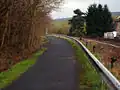 Beginn des Fußwegs auf der zurückgebauten Bahnstrecke am Ortseingang von Allershausen. Rechts verläuft die Sollingbahn.