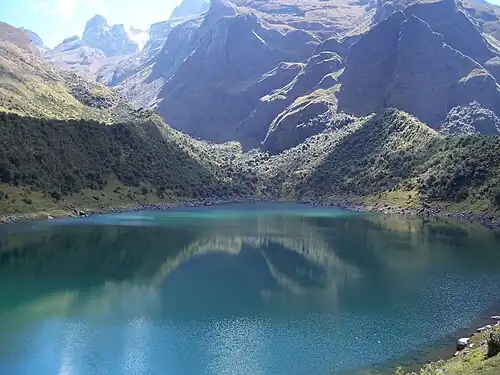 Blick über den See Uspaccocha; links oben der Nevado Ampay