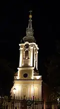 Der beleuchtende Kirchturm in der Nacht