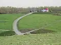 Osternburger Utkiek: Wanderweg, Pergola und herzförmiges Kletterelement zwischen zwei Hügeln