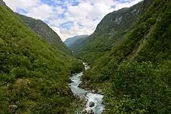 Foto eines schmalen Tals mit einem kleineren Fluss