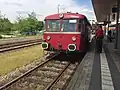 Triebwagen VT 798 der Passauer Eisenbahnfreunde, anlässlich des Jubiläums 25 Jahre Südostbayernbahn 2019 in Burghausen am Gleis 1.