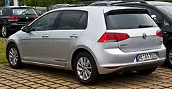 VW Golf VII mit einer scharf gepfeilten C-Säule