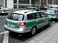 Streifenwagen VW Passat in alter grün-silberner Farbgebung (Heckansicht)