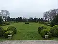 Überrest eines formalen Gartenparterres mit rekonstruierten Hecken