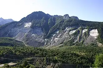 Der katastrophale Bergsturz am Monte Toc. Gut zu erkennen die Abrisskante am Berghang.