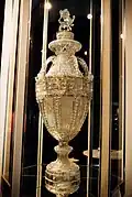 La coupe des neuf Provinces, monumentale Vase aus geschliffenem Glas von 1894, Musée Cristal Discovery, Seraing