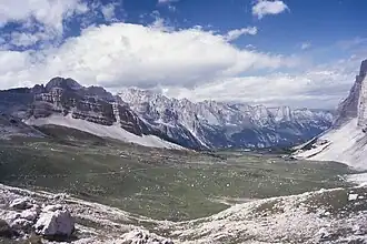 Campo Flavona mit der Ostseite des Turrion Basso links, eingerahmt von der Nordkette der Brenta und dem Massiv des Monte Fibion