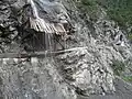 Schutz vor Wasser und Steinschlag auf dem Fahrweg durch die Schlucht