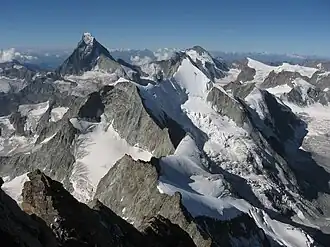 Blick vom Zinalrothorn: Das Trifthorn ist der kleine, schneebedeckte Gipfel in der unteren Hälfte des Bildes.