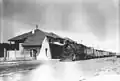 Ein ge­misch­ter Zug mit ei­ner Dampf­lo­ko­mo­ti­ve in Val­le Her­mo­so (vor 1930)