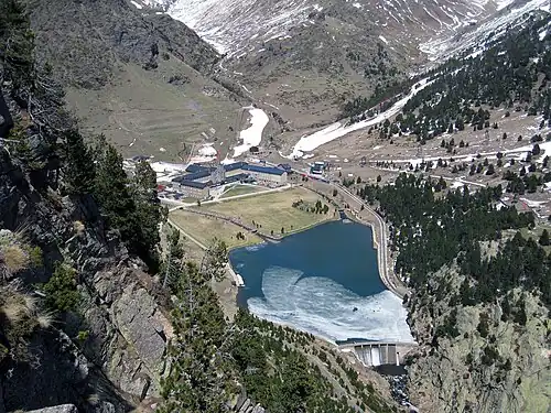 Das Vall de Núria mit Stausee und Sanktuarium