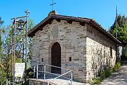 Die Kirche San Savino mit dem Kriegerdenkmal