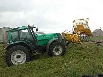 Valtra 8950 mit Radgewichten beim Verdichten eines Fahrsilos