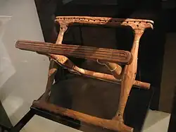 Klapphocker von Guldhøj, Dänemark (ca. 1400 v.&nbsp;Chr.)[4]