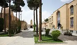 Hof der Kathedrale mit Museum (rechts)
