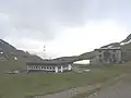 Das Refuge du Col de la Vanoise im Juli 2006. Die Hütte der 1970er Jahre befindet sich auf der linken Seite.