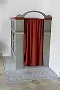 Der Pastorenstuhl von 1621, darunter die Grabplatte u.&nbsp;a. für Pastor Ægidius