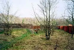 Ein rekonstruierter germanischer Wall auf dem ausgegrabenen Schlachtfeld