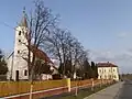 Kirche und ehemaligem Schulgebäude