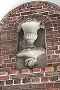 Die Vasenskulptur im nördlichen Tor-Zugang