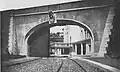 Eisenbahntor der Vatikanstadt: Blick von außen nach innen; rechts: Bahnhof der Vatikanstadt
