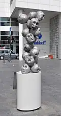 32. Atelier Van Lieshout: Veelhoofd