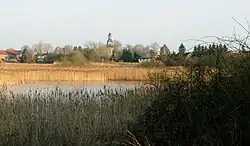 Blick über einen Teil des Mühlensees auf die Kirche