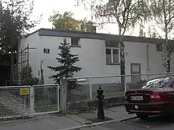 Haus mit einer Mauer