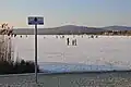 Zugefrorener See im Winter
