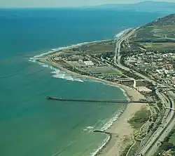 Ventura mit dem „Surfer’s Point Ventura“ und dem US-101 (rechts) USA-Kalifornien&nbsp;Kalifornien