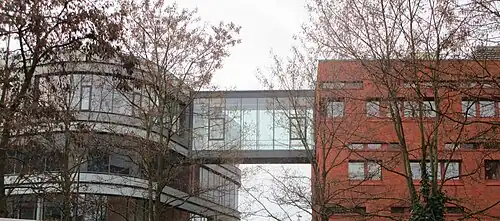 Verbindungsbrücke zwischen dem Bio City Gebäude und dem Fraunhofer-Institut für Zelltherapie und Immunologie