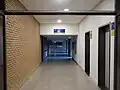 Verbindungstrakt zwischen Altbau und Neubau; links Lehrerzimmer und Rektorat