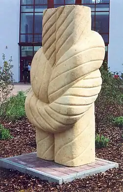 Verbundenheit – Großer Knoten (1995), Reinhardts­dorfer Sandstein, 215&nbsp;cm hoch, 100&nbsp;cm breit, 1. Preis im Wettbewerb Kunst am Bau, Behördenpark in Hoyerswerda