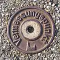 Vermessungspunkt, diese Version wird auch „Ulmer Deckel“ genannt.