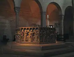Taufbecken mit dem nördlichen Seitenschiff. Die linke Säule stammt aus dem 10.&nbsp;Jahrhundert, der rechte Pfeiler aus dem 6.&nbsp;Jahrhundert